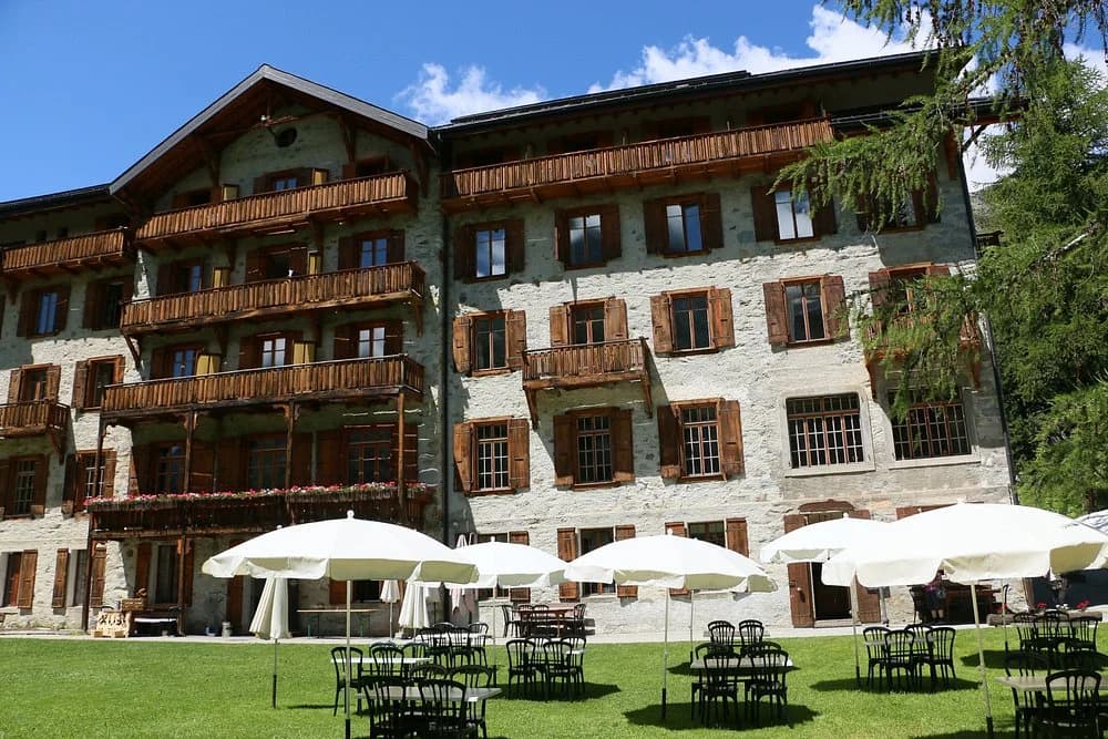 Grand Hôtel & Kurhaus Arolla — façade et terrasse historique, Val d'Hérens