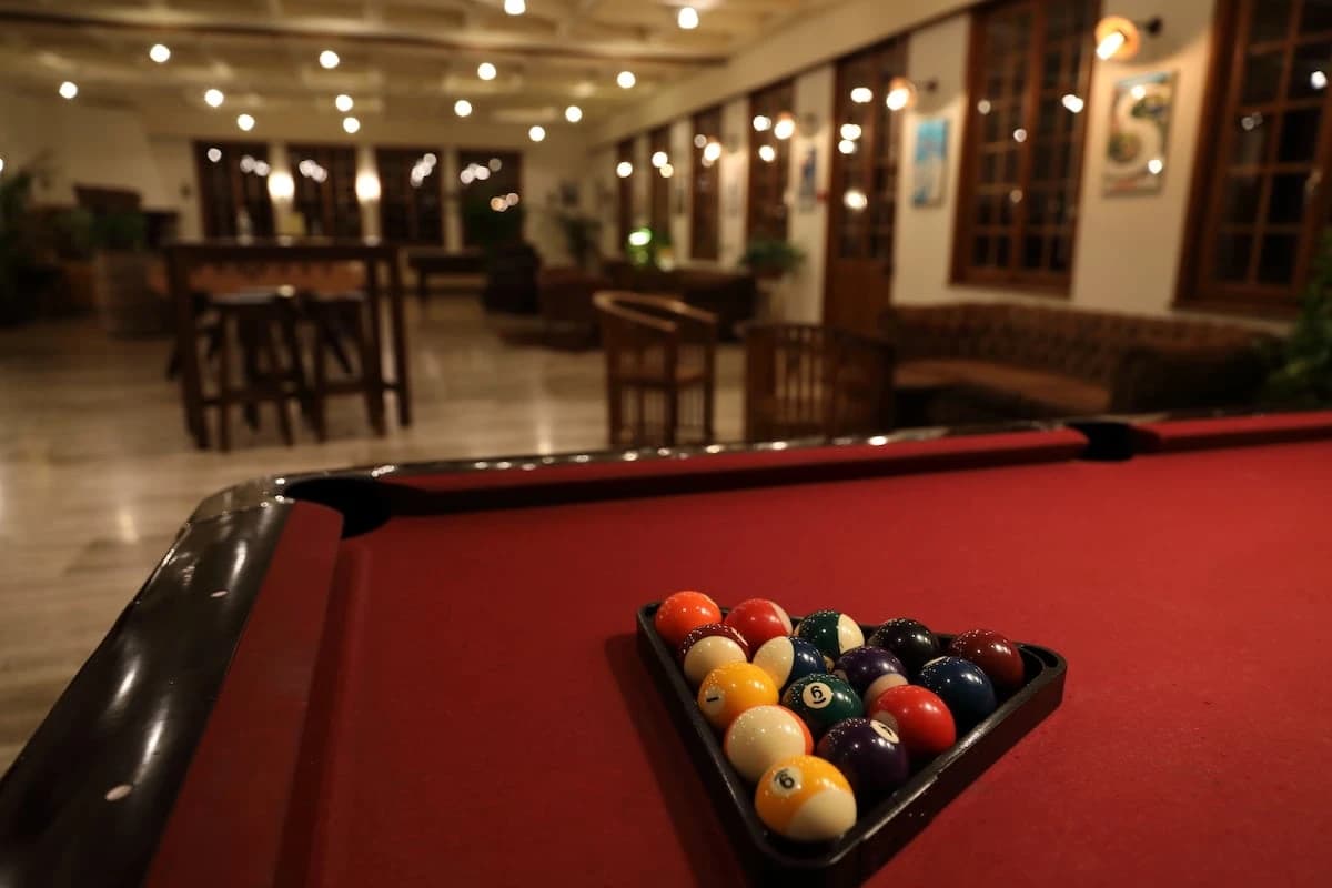 Baker's Pub — Ambiance chaleureuse avec billard