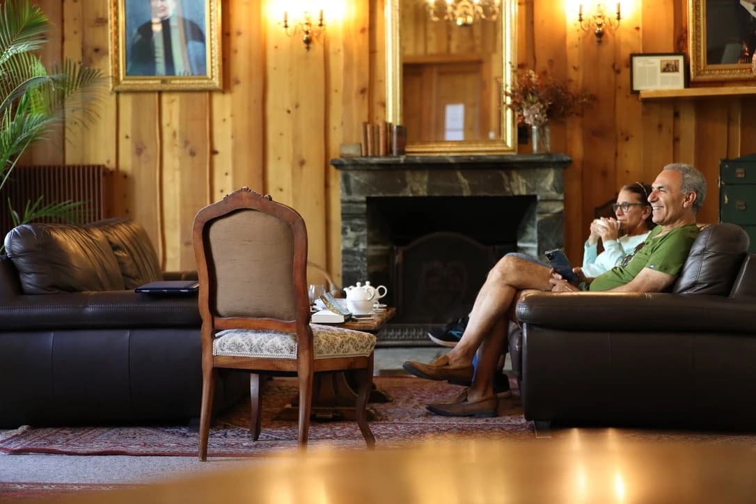 Grand salon avec cheminée — Mobilier d'époque