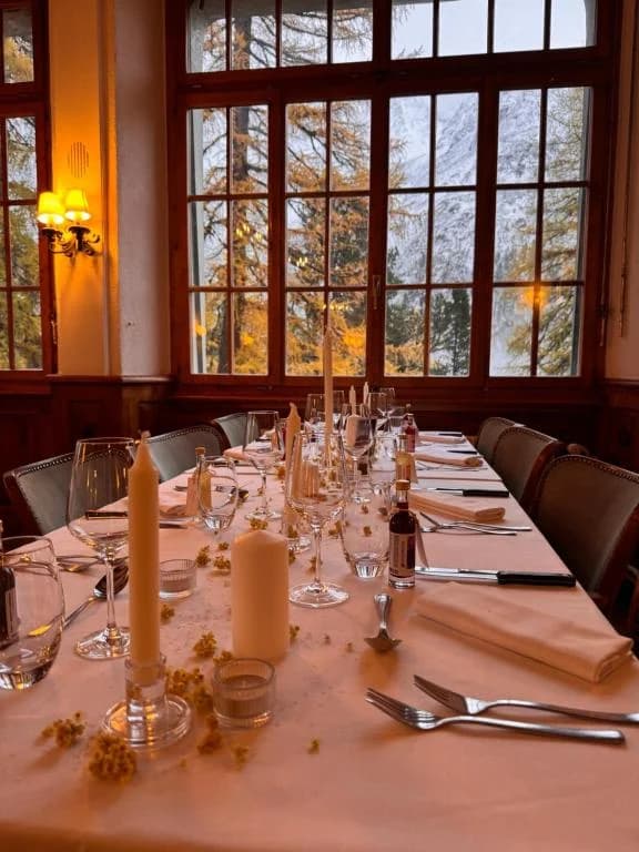 Cadre pour célébrations en altitude — Grand Hôtel & Kurhaus Arolla en automne