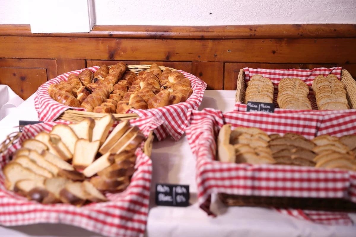 Petit déjeuner avec viennoiseries fraîches