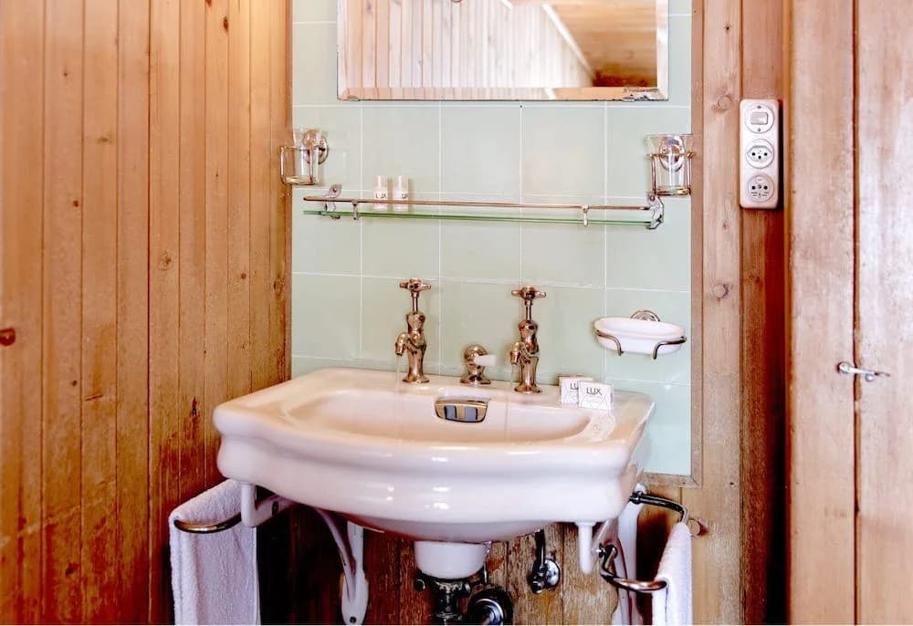 Salle de bain d'époque avec charme authentique