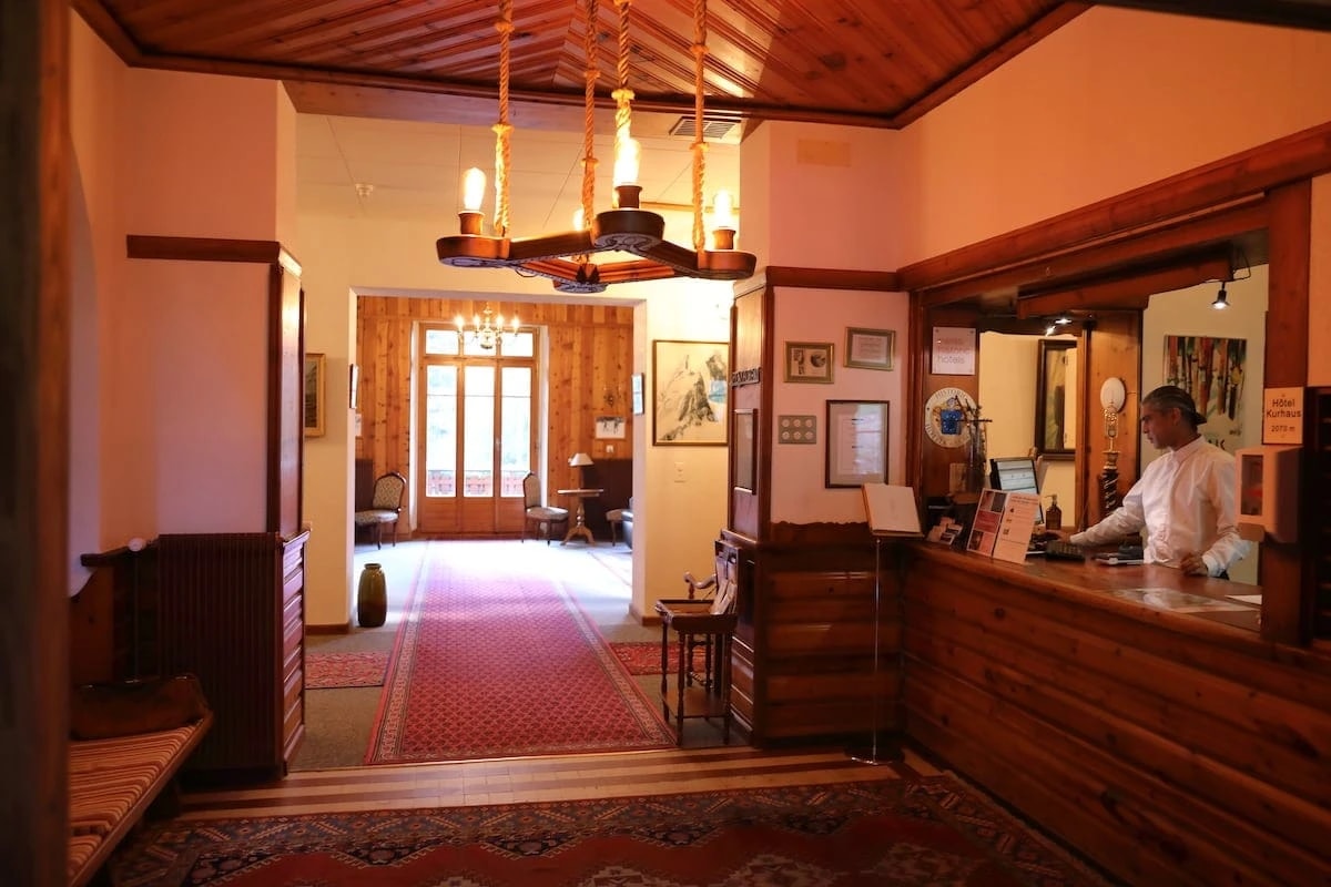 Réception du Grand Hôtel Kurhaus — Accueil en bois d'arolle