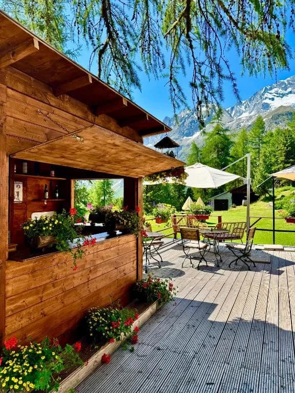 Terrasse du Jardin des Arolles en été — Grand Hôtel & Kurhaus Arolla